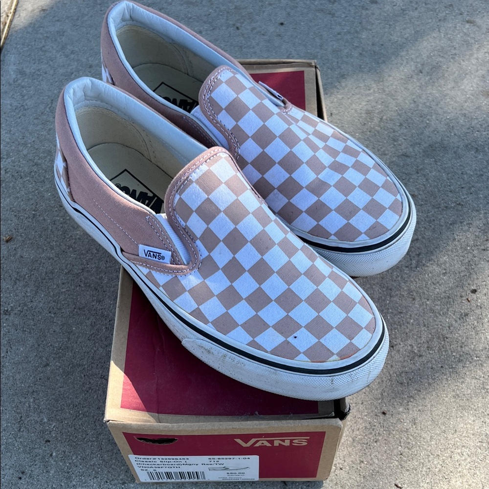 Vans classic slip on! Worn twice. Men’s size 6 or Women’s 7.5.
